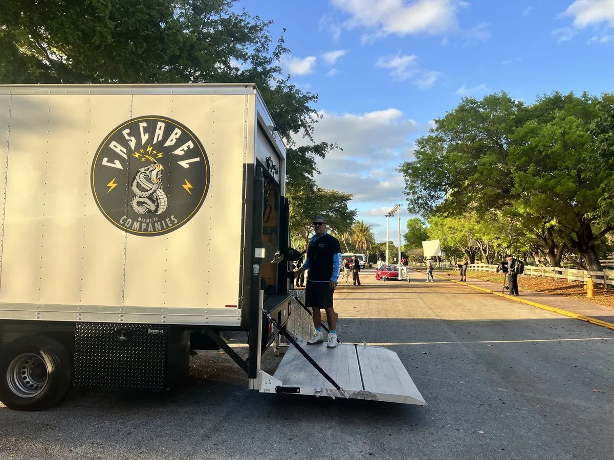 The Head grip and lighting truck